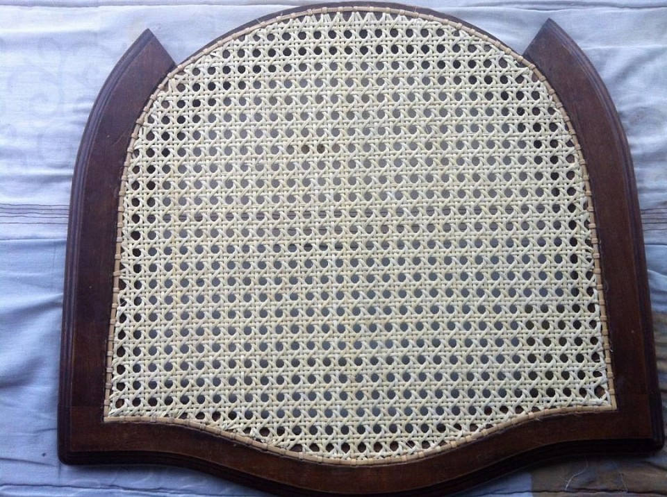 > Le cannage de chaise renaît, fidèle à son passé, prêt à traverser le temps encore.