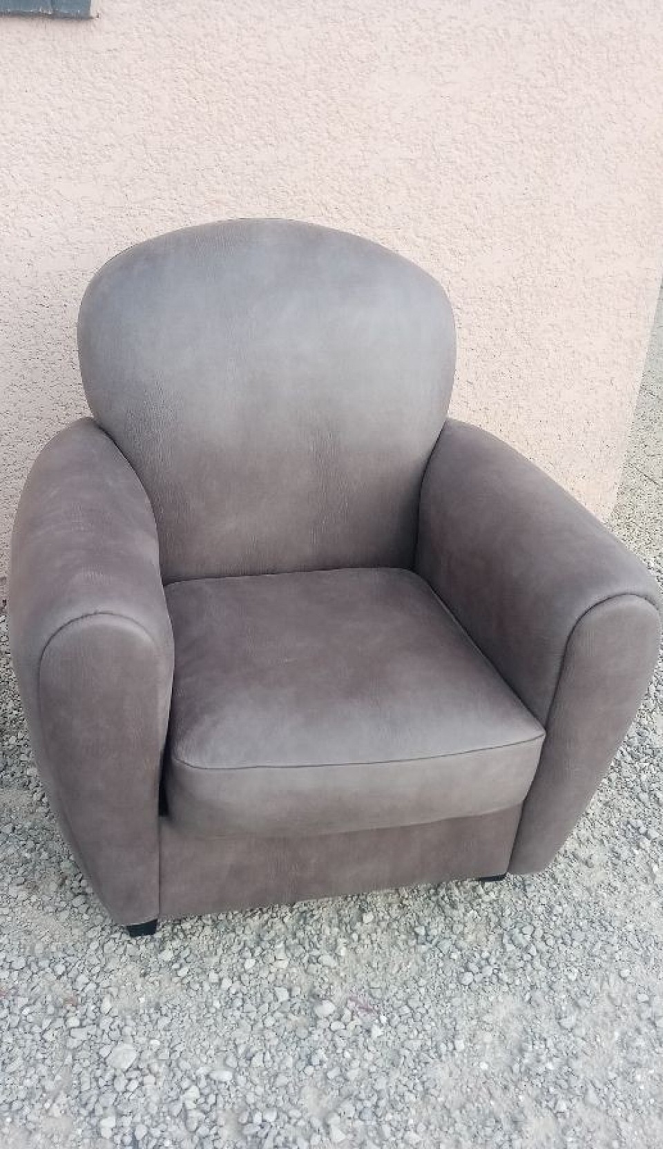 Je redonne vie à vos fauteuils club dans le respect des techniques traditionnelles. Chaque pièce est restaurée avec soin — du garnissage — pour retrouver son confort, son élégance et sa durabilité d’origine. Un travail précis et authentique, au service de la qualité et du savoir-faire artisanal.