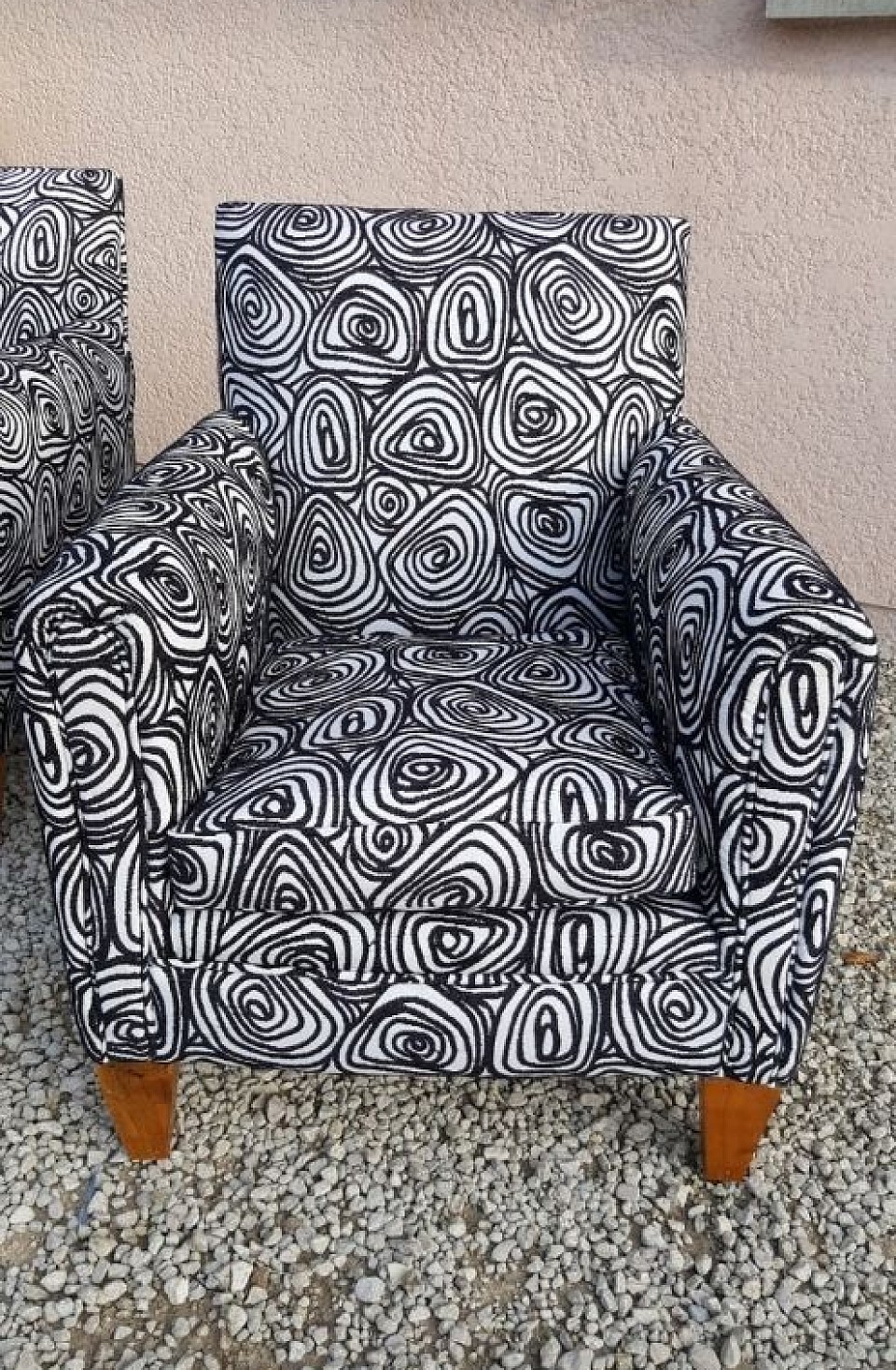 Fauteuil club recouvert en tissu  Ce fauteuil club a été entièrement restauré et recouvert d’un tissu neuf, alliant confort et élégance. Chaque étape — garnissage, finition et pose du tissu — est réalisée avec soin, dans le respect des techniques traditionnelles, pour préserver le caractère et l’authenticité de la pièce. Un fauteuil prêt à embellir vos intérieurs pour de nombreuses années.