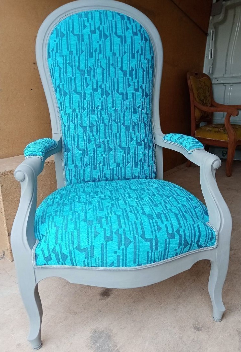 Ce fauteuil Voltaire a retrouvé tout son éclat grâce à une restauration complète : garnissage, tissu ou cuir, finitions et mise en peinture. Chaque étape est réalisée avec soin et respect des techniques traditionnelles, pour préserver le caractère et l’élégance de la pièce. Un fauteuil Voltaire rénové, prêt à embellir vos intérieurs avec style et authenticité.