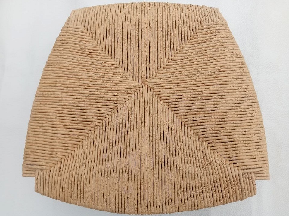 Rempaillage de chaises Toron  Je redonne vie à vos chaises en respectant les techniques traditionnelles de rempaillage. Chaque assise est soigneusement refaite, assurant confort, solidité et authenticité. Un savoir-faire artisanal pour que vos chaises traversent le temps tout en conservant leur charme d’origine.