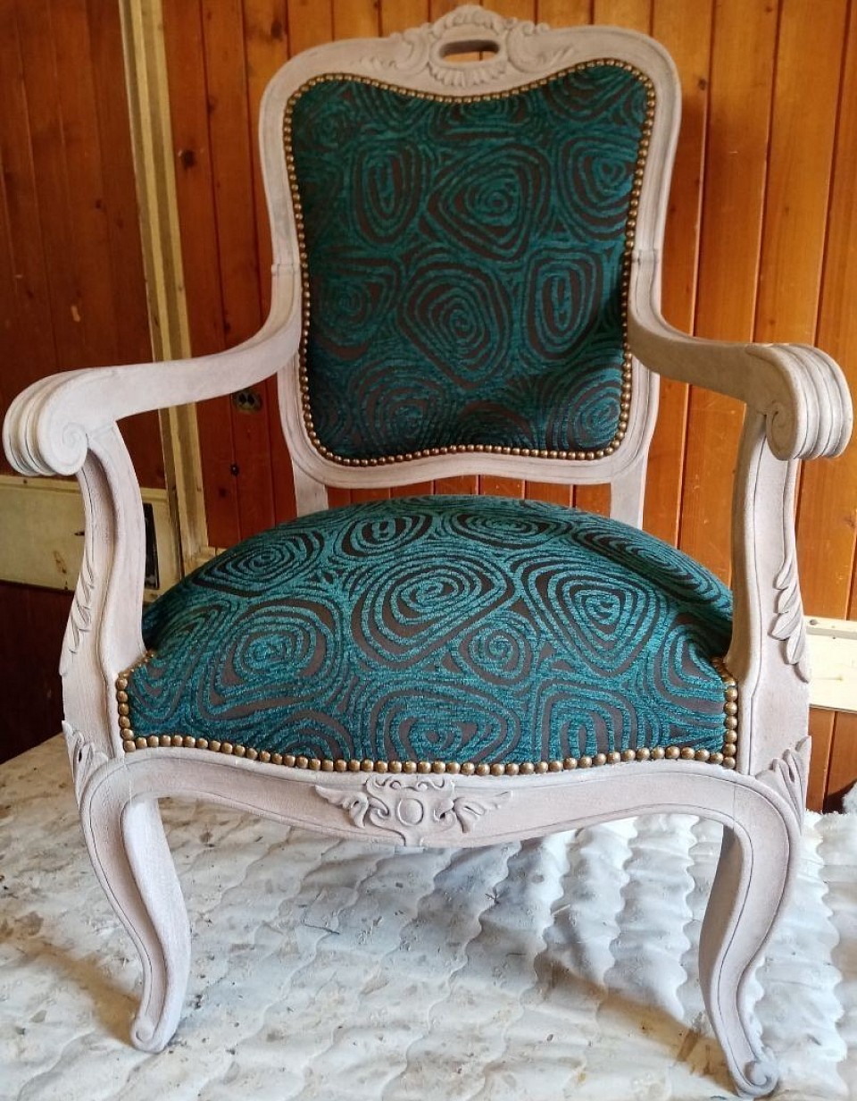 Fauteuil restauré avec soin et mise en cloutage traditionnelle, pour confort, élégance et authenticité retrouvés.