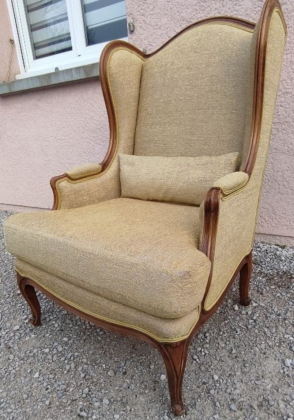 Fauteuil berger restauré avec soin, tissu et coussin remis à neuf — confort et élégance retrouvés.