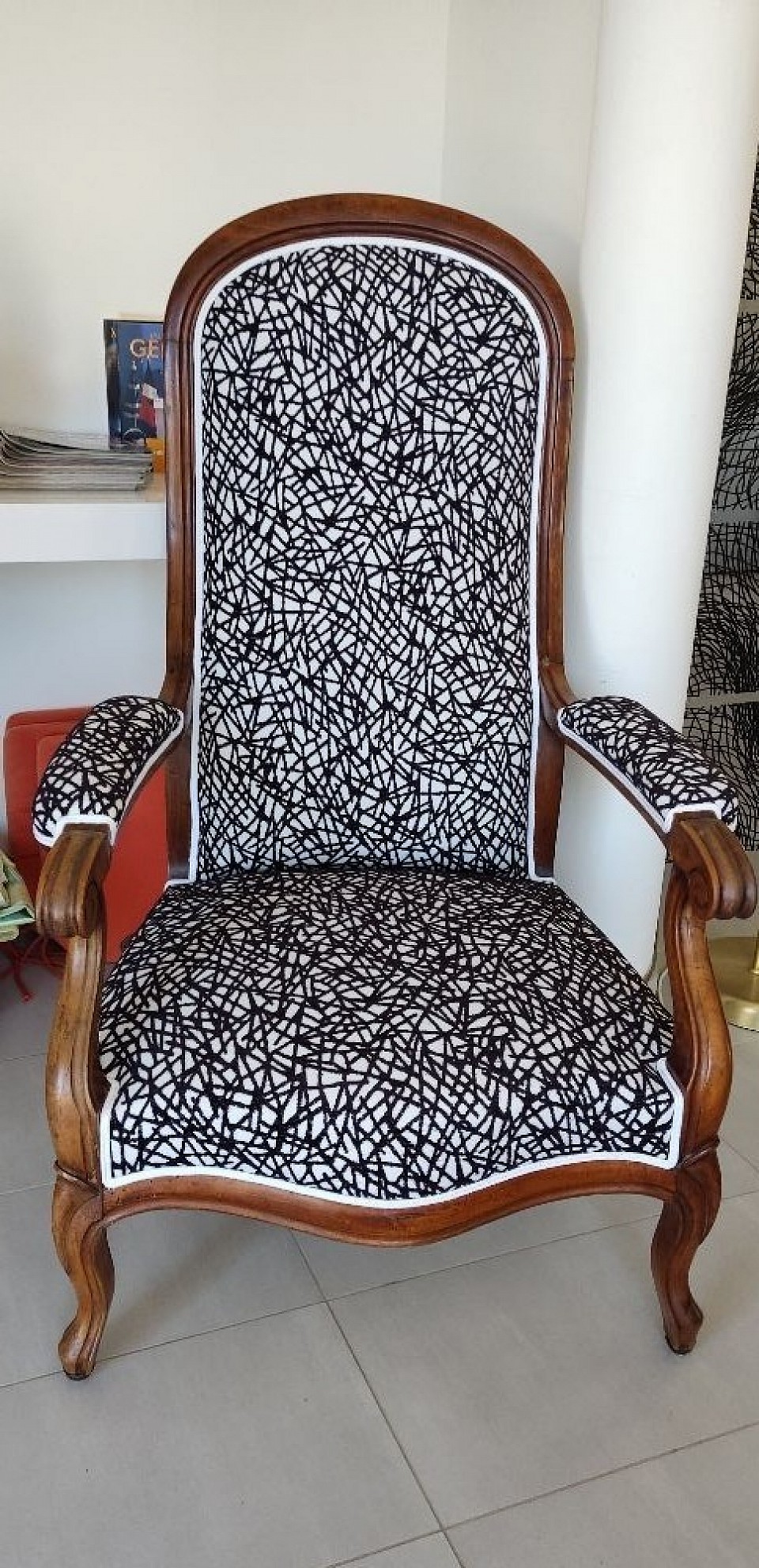Le fauteuil Voltaire, élégant et raffiné, mérite une restauration à la hauteur de son caractère. Dans mon atelier, je redonne vie à chaque pièce : garnissage, tissu ou cuir, finitions… Tout est réalisé avec soin et respect des techniques traditionnelles. Résultat : un fauteuil restauré qui conserve son charme d’origine, son confort et sa durabilité, prêt à embellir vos intérieurs pour de nombreuses années.