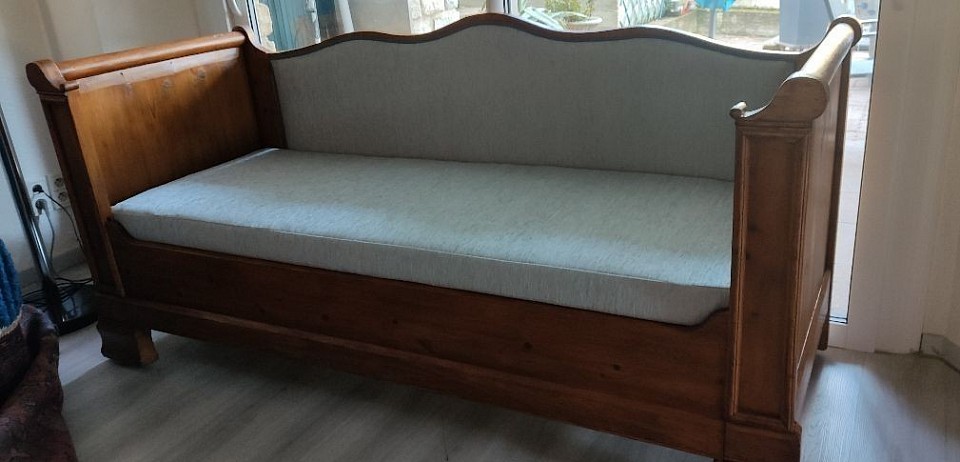 Je redonne vie à vos banquettes comptoises avec soin et savoir-faire. Garnissage, revêtement et finitions sont restaurés dans le respect des techniques traditionnelles, pour retrouver confort, solidité et élégance.