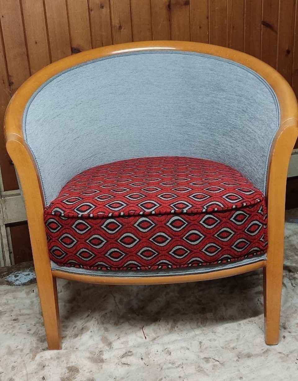 Fauteuil tonneau restauré avec soin : confort, authenticité et élégance retrouvés.