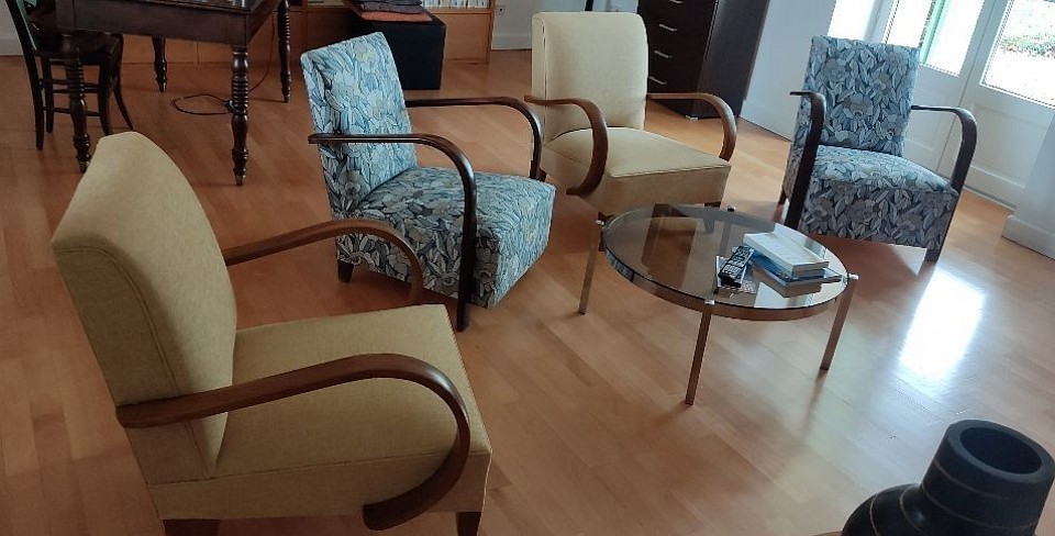 Chaque fauteuil à bras possède son caractère et son histoire. Je restaure vos assises avec soin, en respectant les techniques traditionnelles : garnissage, revêtement et finitions sont travaillés pour redonner confort, élégance et durabilité à vos meubles. Un savoir-faire artisanal pour que vos fauteuils traversent le temps tout en conservant leur charme d’origine.