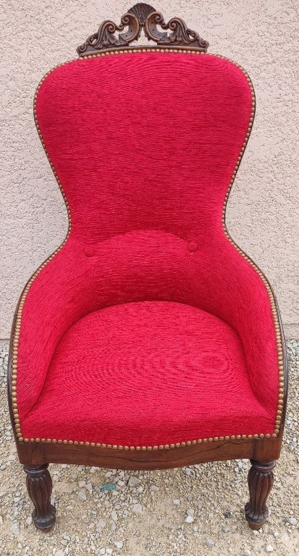 Fauteuil restauré avec soin et mise en cloutage traditionnelle, pour confort, élégance et authenticité retrouvés.