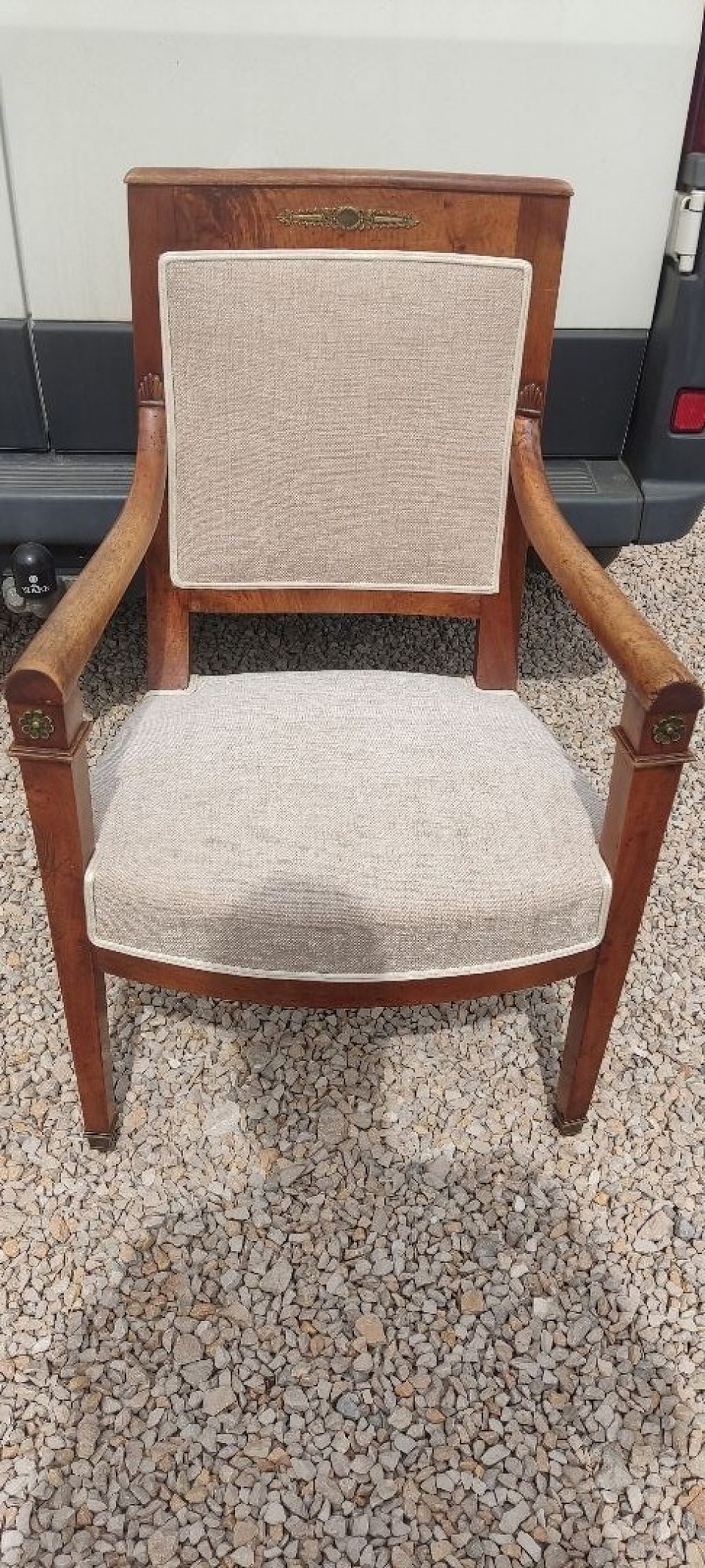 Restauration du tissu d’un fauteuil style Directoire  Le fauteuil style Directoire retrouve son élégance grâce à une restauration minutieuse de son tissu. Chaque assise est soigneusement regarnie et recouverte dans le respect des techniques traditionnelles, pour préserver le charme et l’authenticité de la pièce. Un savoir-faire artisanal qui redonne confort et style à vos meubles d’époque.