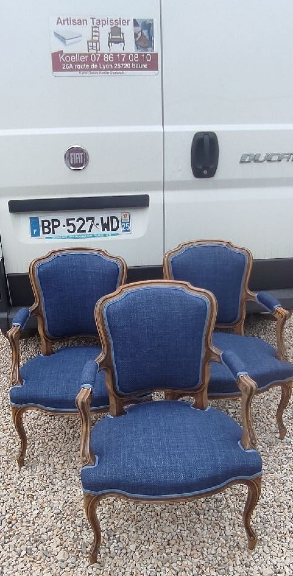 Restauration de fauteuils cabriolet  Je restaure vos fauteuils cabriolet avec soin et savoir-faire artisanal. Chaque étape — garnissage, tissu ou cuir, finitions et cloutage — est réalisée dans le respect des techniques traditionnelles, pour redonner confort, élégance et authenticité à vos meubles. Un fauteuil cabriolet restauré, prêt à embellir vos intérieurs et à traverser le temps.