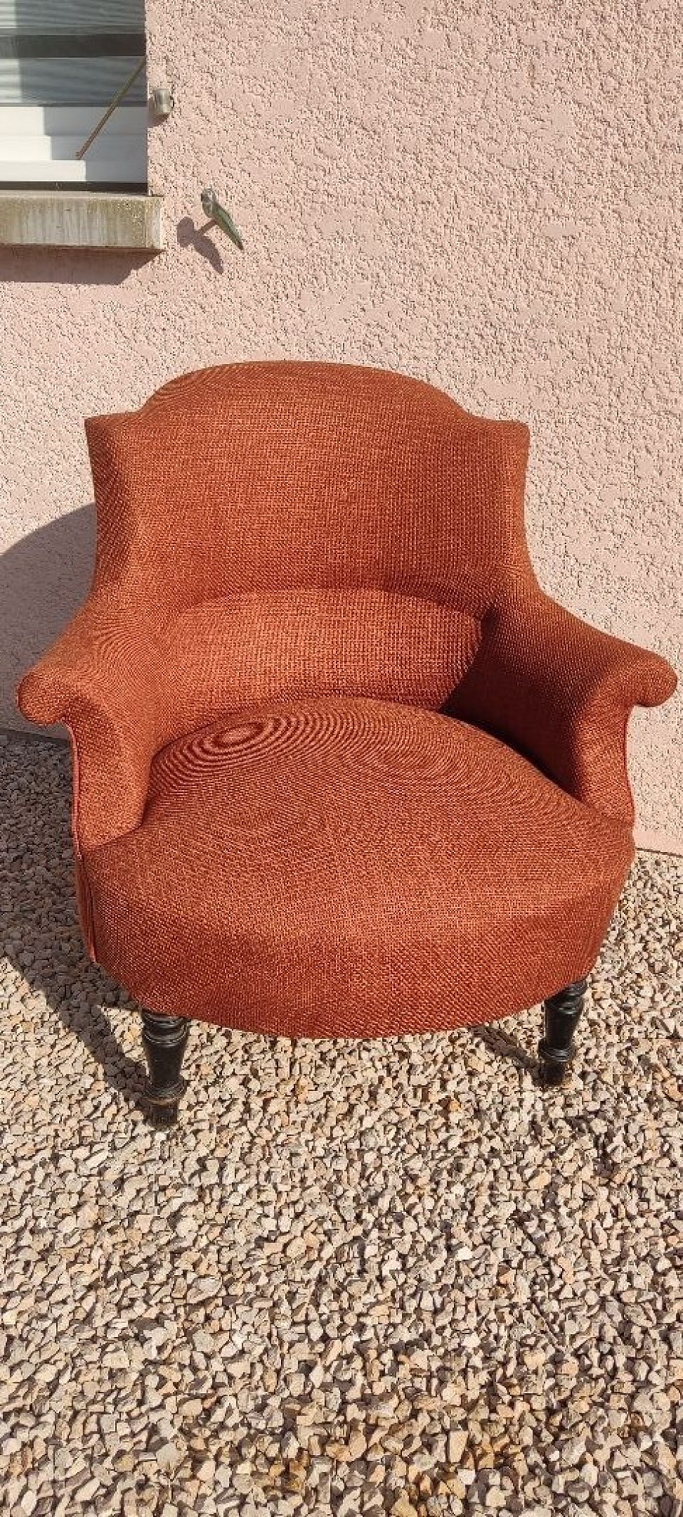 Fauteuil crapaud restauré avec soin — confort et charme d’origine retrouvés.