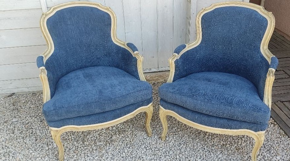 Le fauteuil bergère, symbole d’élégance et de confort, retrouve toute sa splendeur grâce à un travail artisanal minutieux. Chaque détail — garnissage, tissu ou cuir, finitions — est restauré avec soin, dans le respect des techniques traditionnelles, pour préserver le charme et l’authenticité de la pièce. Un fauteuil bergère restauré, prêt à embellir vos intérieurs et à traverser le temps.