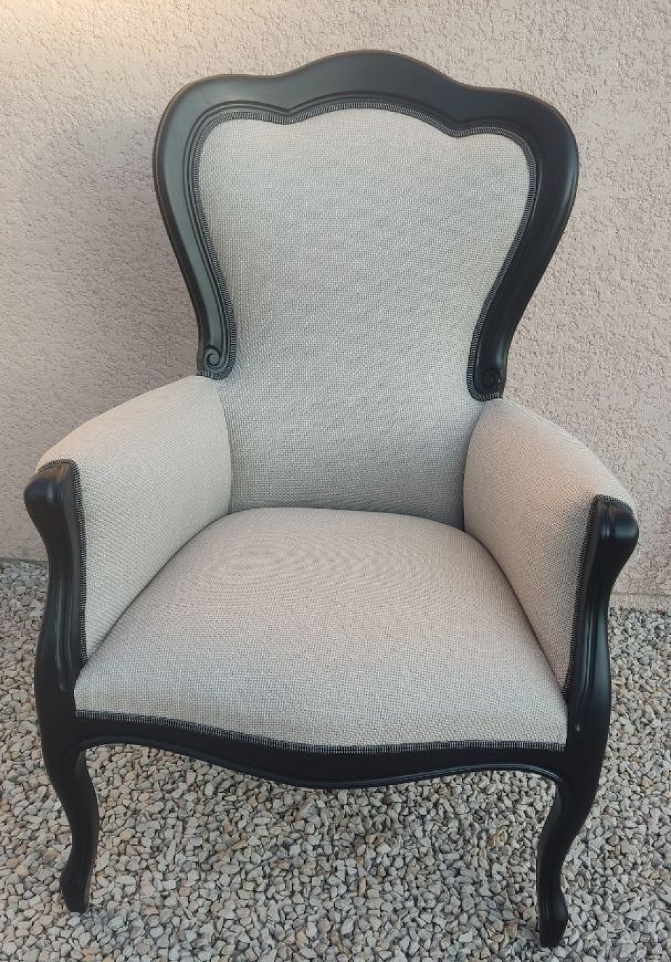 Fauteuil style louis Philippe restauré  Ce fauteuil  a été entièrement restauré : son tissu a été remplacé avec soin et sa structure remise en peinture noire, pour un résultat élégant et raffiné. Chaque étape a été réalisée dans le respect des techniques traditionnelles, afin de préserver le charme et l’authenticité de la pièce. Un fauteuil restauré, prêt à embellir vos intérieurs avec style et modernité.